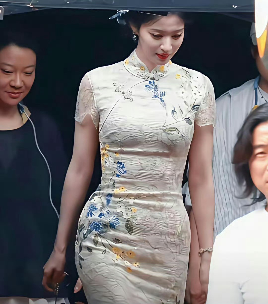 王楚然身材真的好宽阔，穿旗袍也太好看了吧