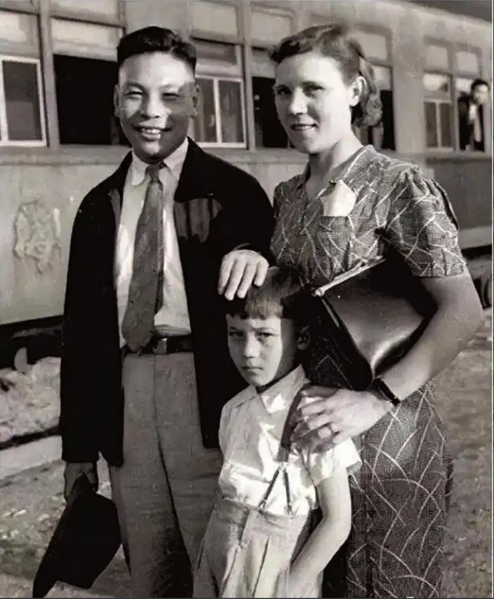 1939年，蒋经国妻子蒋方良在屋内突然脱光衣服，从二楼狂奔下楼又跑上楼。仆人受惊