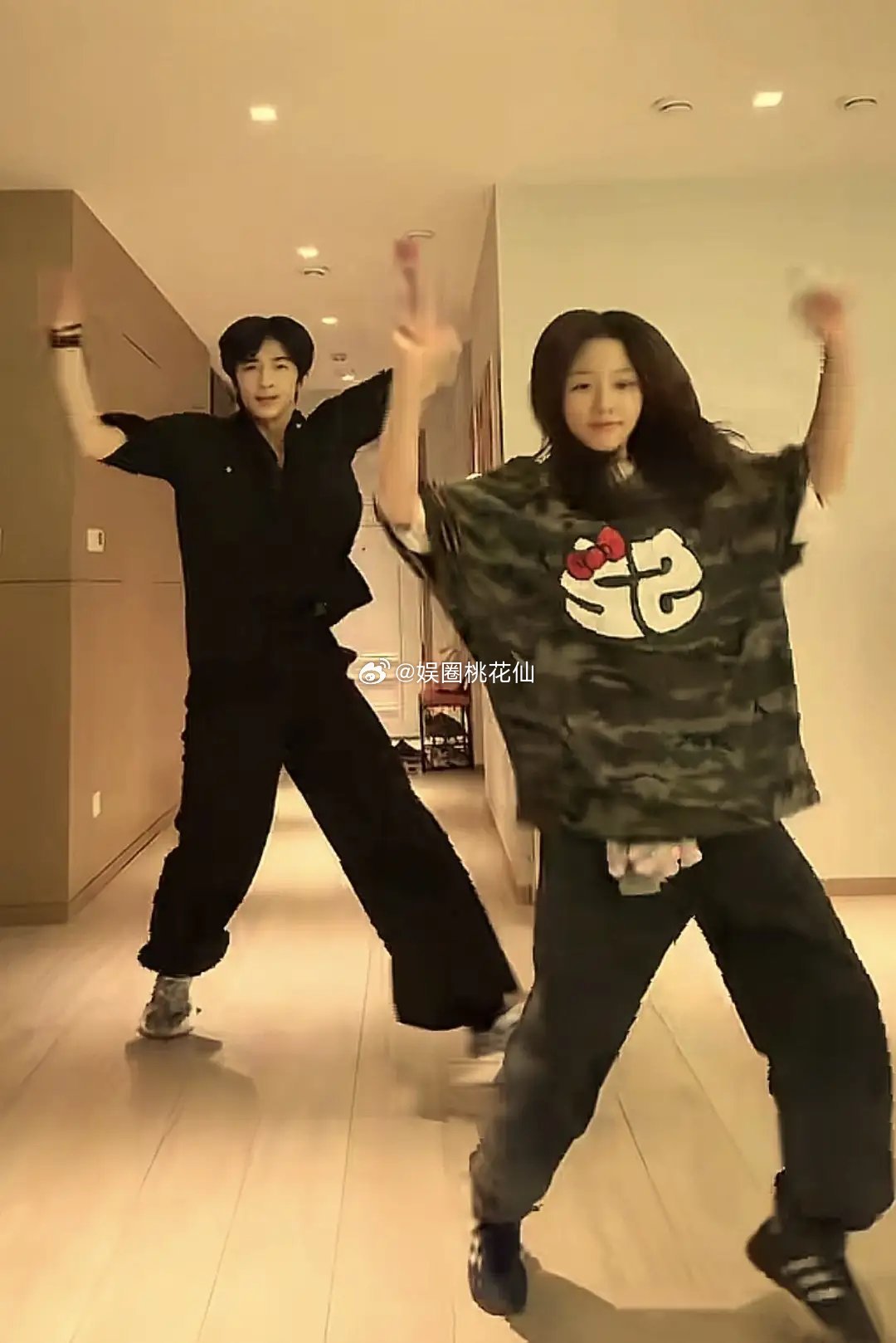 张镐濂首次带着妹妹一起跳舞，兄妹俩都像妈妈洪欣，都有火的气质