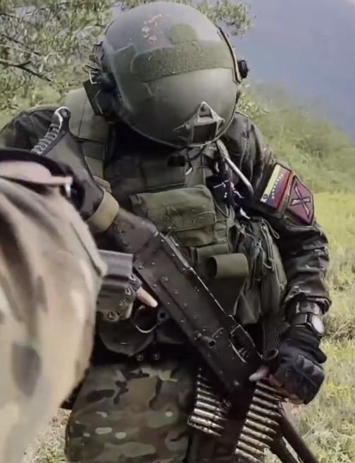 那天我正窝在办公室桌角堆外卖盒的椅子上，手指冰凉地刷着军事新闻，突然看到一条消息