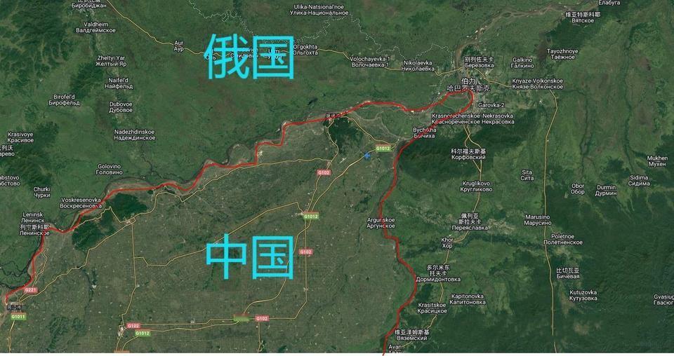 这是中俄边界的卫星图，红线内侧是中国，外侧是俄罗斯。红线内侧肉眼可见，都是开垦出