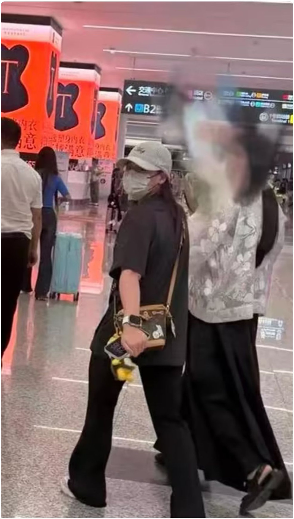 全红婵现身成都，背两万元名牌包包，个子娇小又白又瘦，长腿抢镜