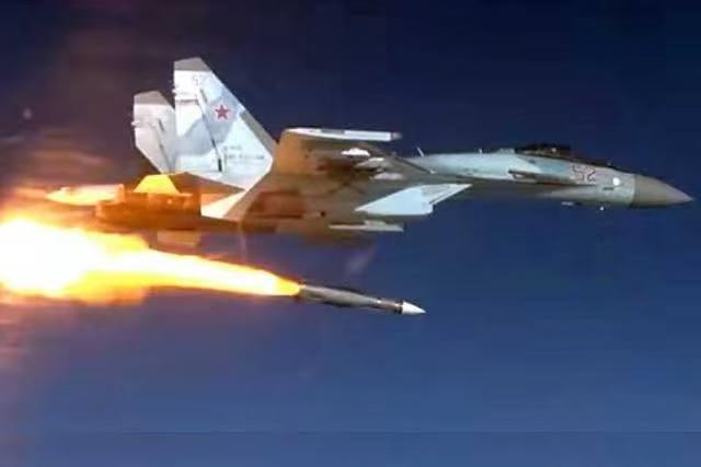 2022年以来，俄空天军平均每天出动200-300架次战机打击乌克兰，到现在俄军