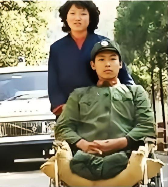 这张老照片背后的故事，看哭了无数人1986年，老山前线排雷276枚的一等功战士刘