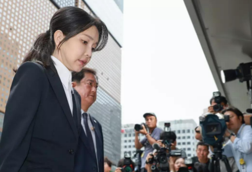 6日上午9时30分许，韩国前第一夫人金建希女士从瑞草区住所出发，于10时11分左