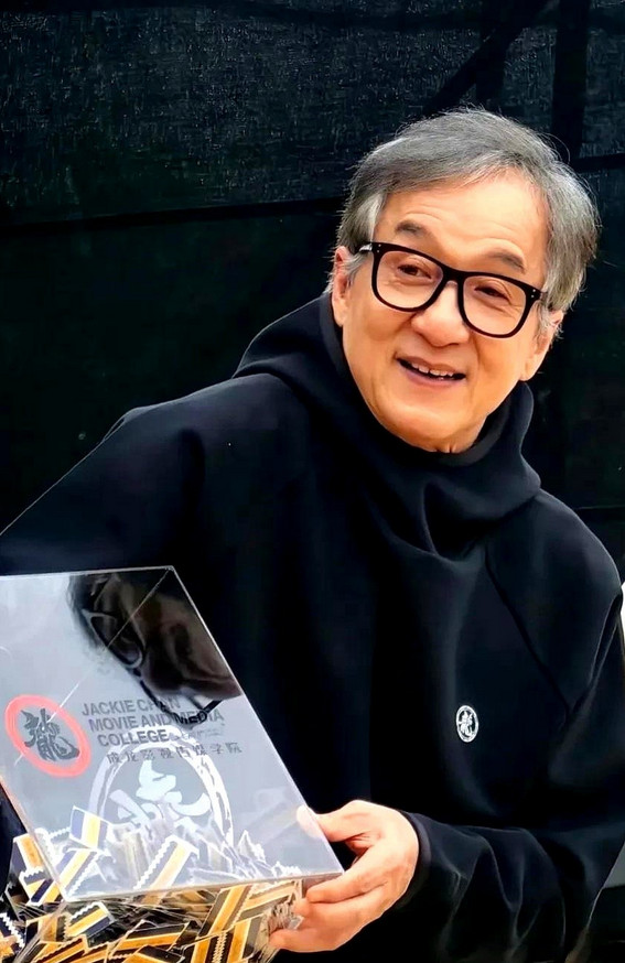 成龙在镜头前一句“我没有微信”，直接让主持人接不上话。这话比任何广告都有冲击力