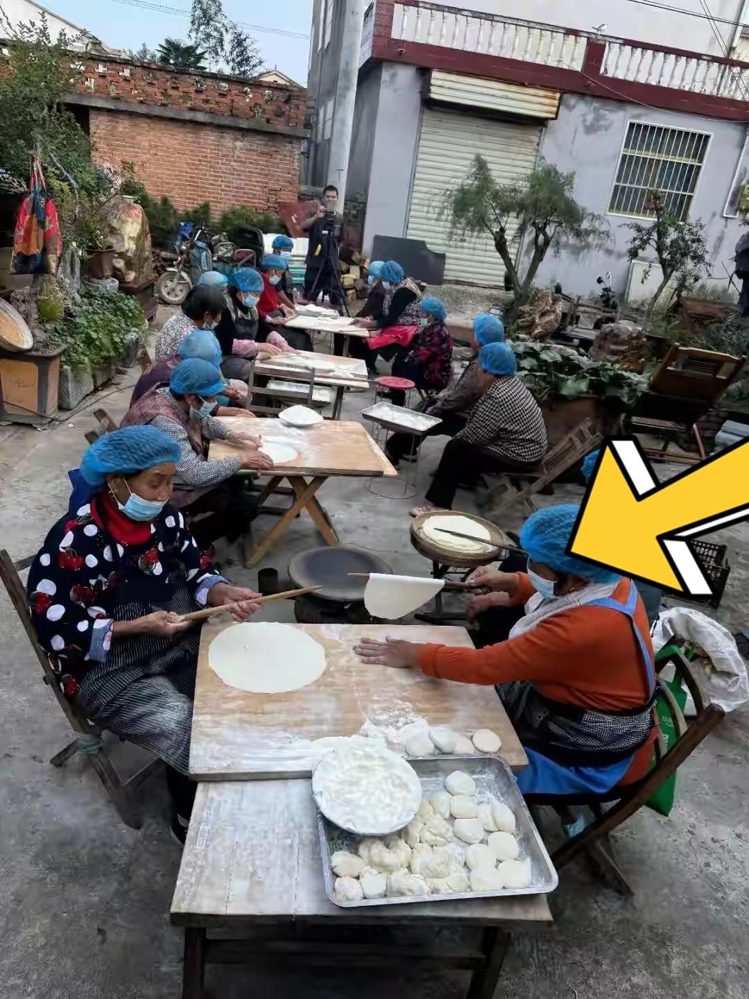 安徽小伙7年带全村老人烙馍蹦迪:双向奔赴的温暖,治愈彼此的人生安徽萧县毛郢