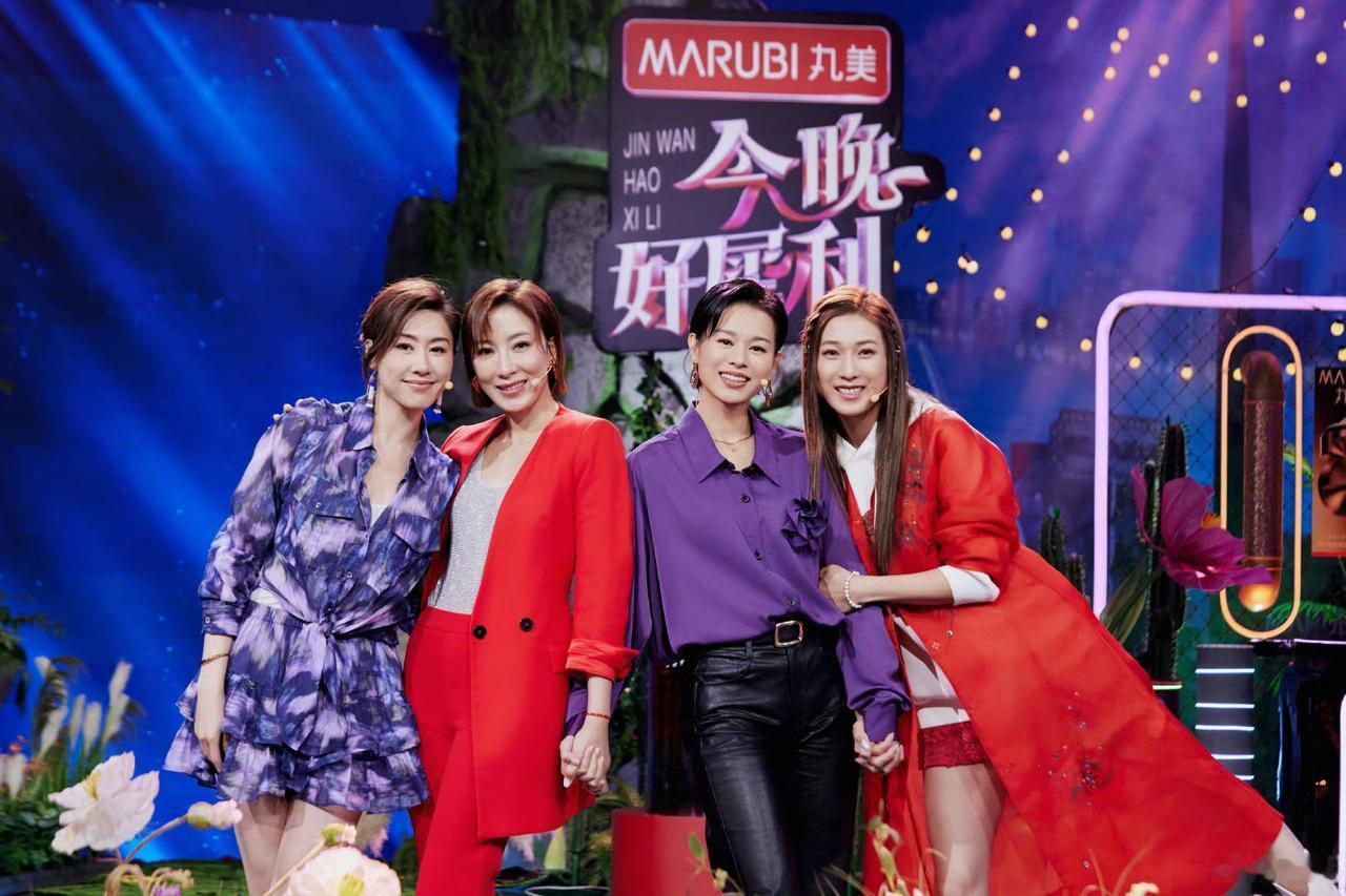在这里胡杏儿不是最美的，但气质却是最绝的！岁月出的气质让她越发有女人味！相反杨