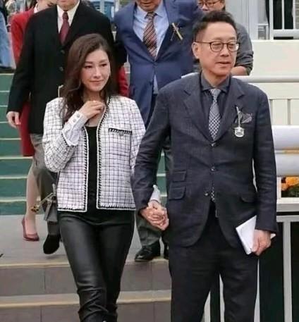 有钱人真好！已经63岁的富豪许晋亨，手牵着漂亮媳妇李嘉欣，虽然李嘉欣已经55岁了
