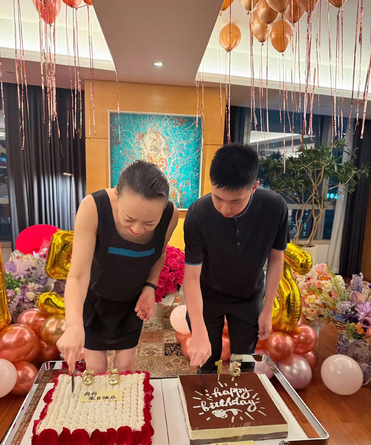 周冬齐晒15岁儿子生日照片，陪伴的不是林永健，也不是自己，而是宋丹丹老师。《生