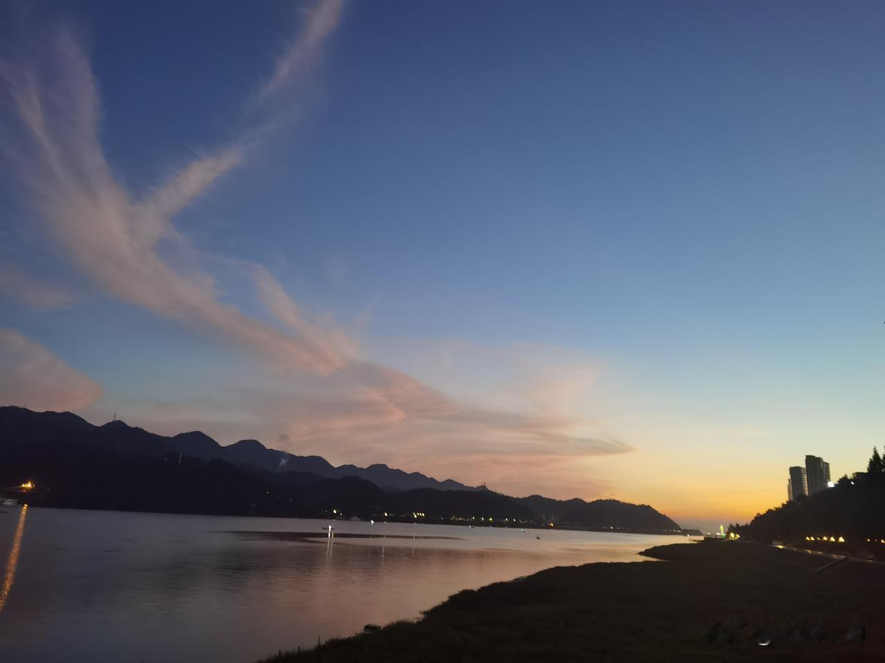 生活不必追赶，幸福不必盛大。生命的真谛，不在追逐远方，而在珍惜眼前；不在拥有多少