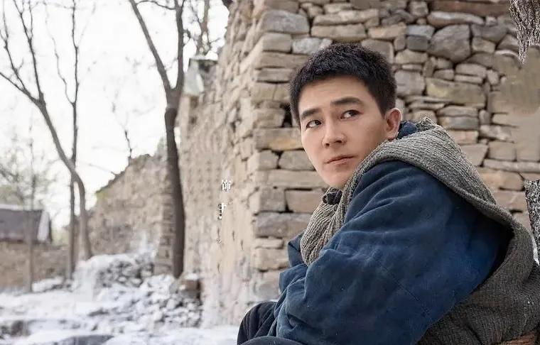 年代剧《生万物》能戳中这么多人，原因主要有以下几点：为还原20世纪二三十年代鲁