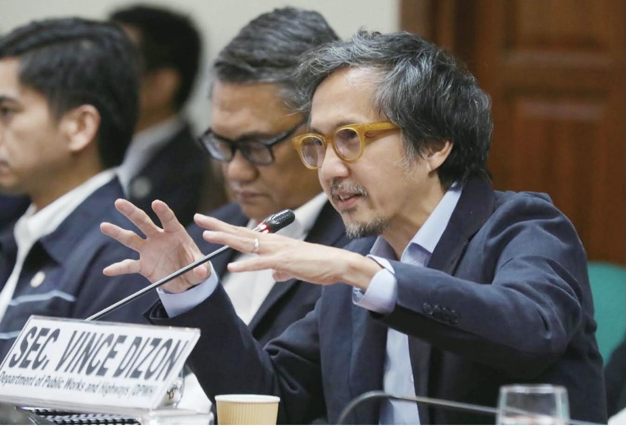 拉克森居然杠上了小马亲信！26日，菲参议员拉克森发布声明，称菲公造部长迪顺在达