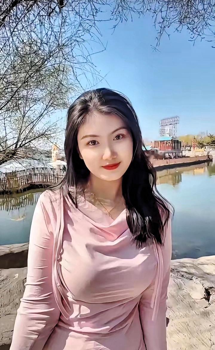 小姨子问妻子，为啥每年过年都在婆家过呀？妻子回答，我和你姐夫接婚十年了，从来没有