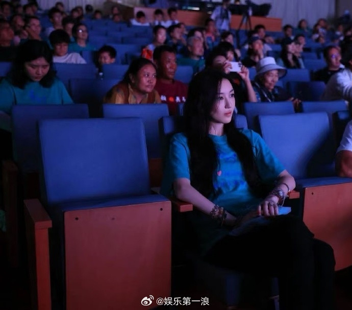 李嫣近照李嫣长成大姑娘了李嫣放暑假参加嫣然天使的活动，长成大姑娘了！​​​
