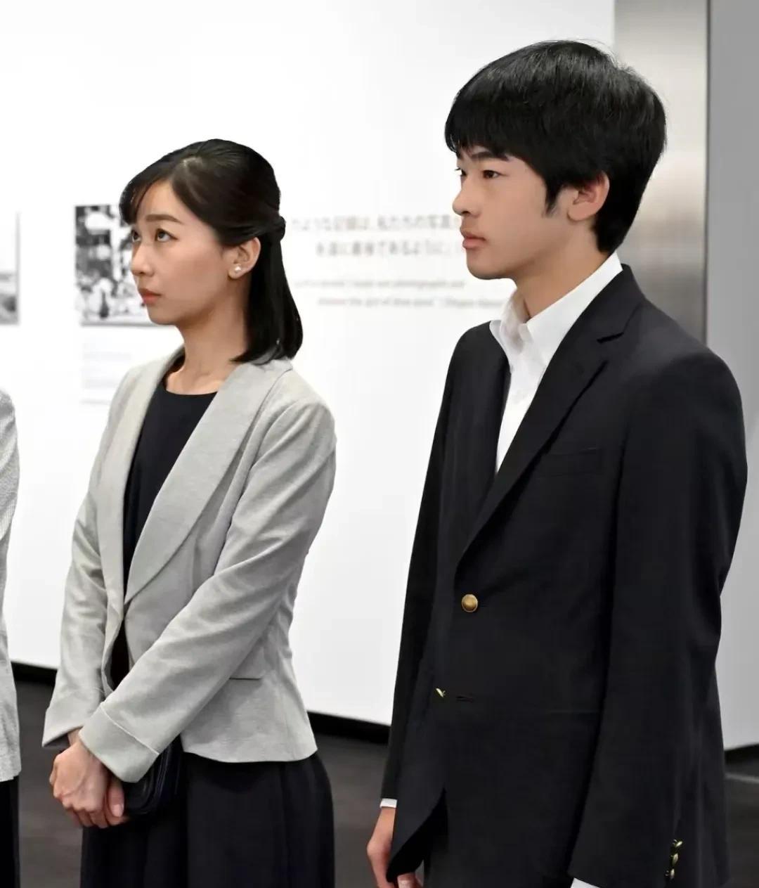 日本皇室独苗悠仁在博物馆接受教育前些日子不是广岛那啥60周年么，秋筱宫一家去了