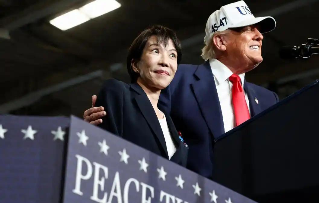 如果说日本首相和特朗普手拉手还可以理解,那么特朗普搂住她是什么意思?最离谱的是: