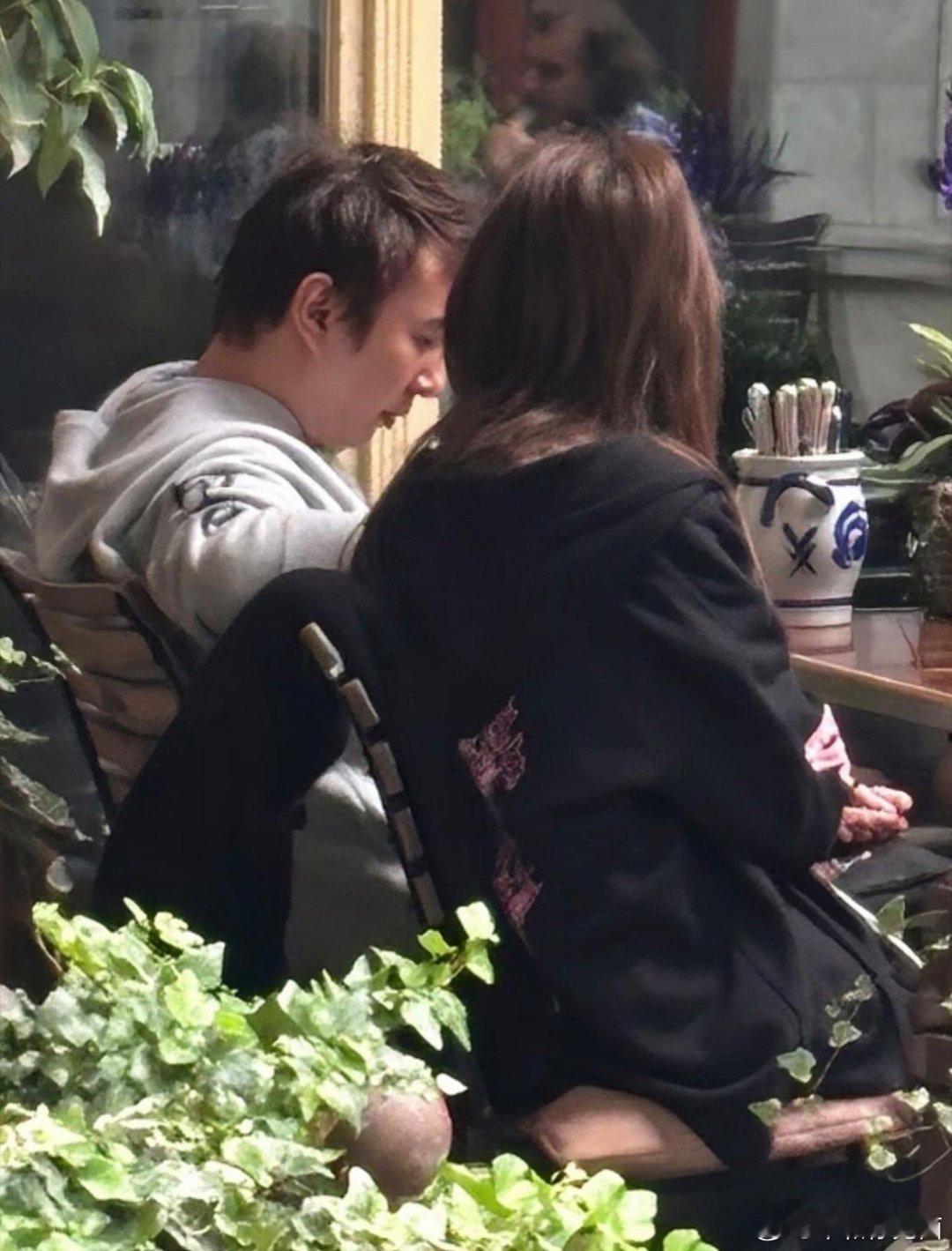 王思聪和女友在欧洲直接玩嗨了！懒懒的手机屏保照片被曝光出来，妥妥的正牌女友地位