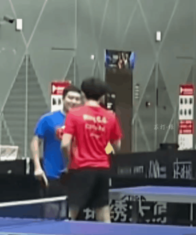 不是吧，王队梁副队要么说你俩在一起就老开心，老想笑了呢，王队这是在模仿谁，