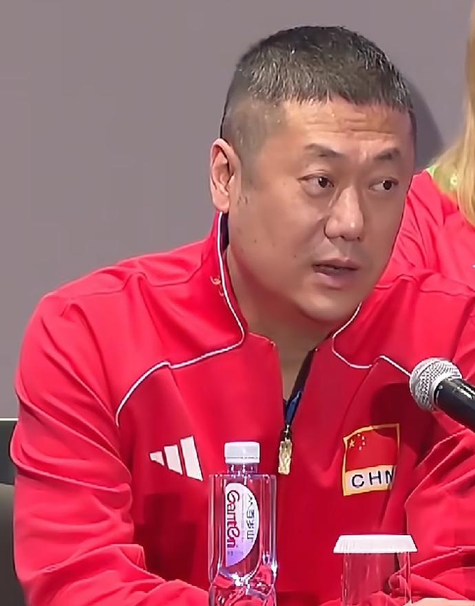 亚锦赛的规则不同于世联赛，没有设置p卡替补队员，也就是说各队只能在第一场比赛前就