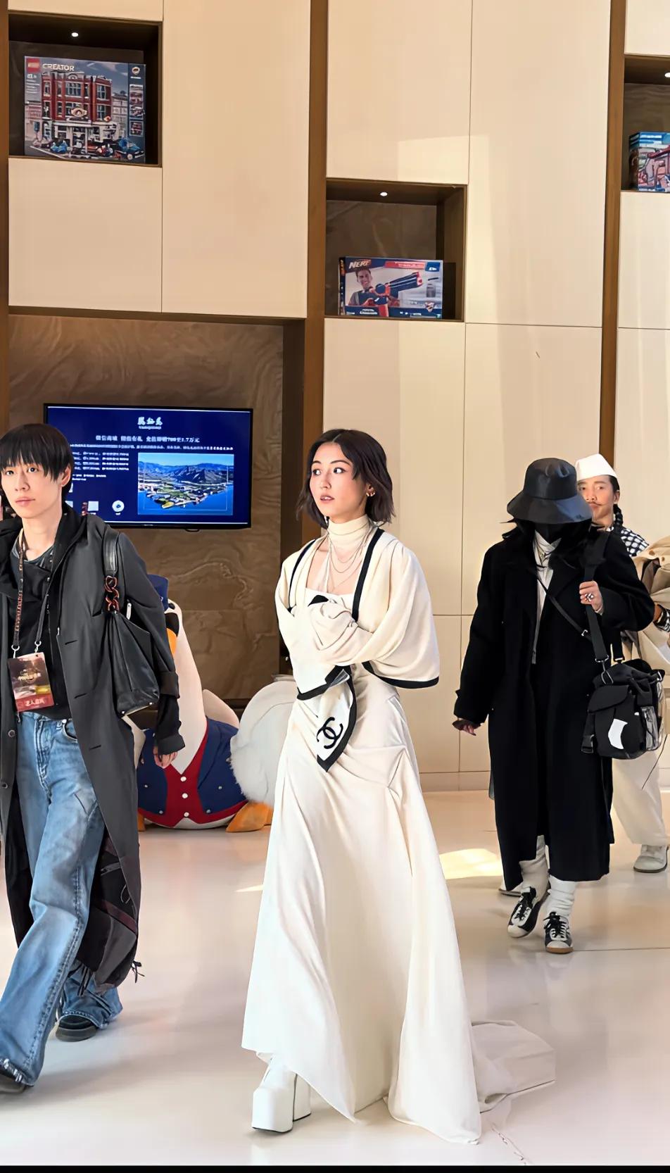 身高不够，鞋子来凑，气场直接拉满。