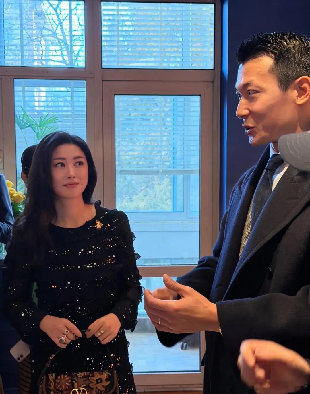 朱珠和老公现身三里屯一家餐馆吃火锅，她化着精致的大浓妆，看起来贵气十足，看老公的