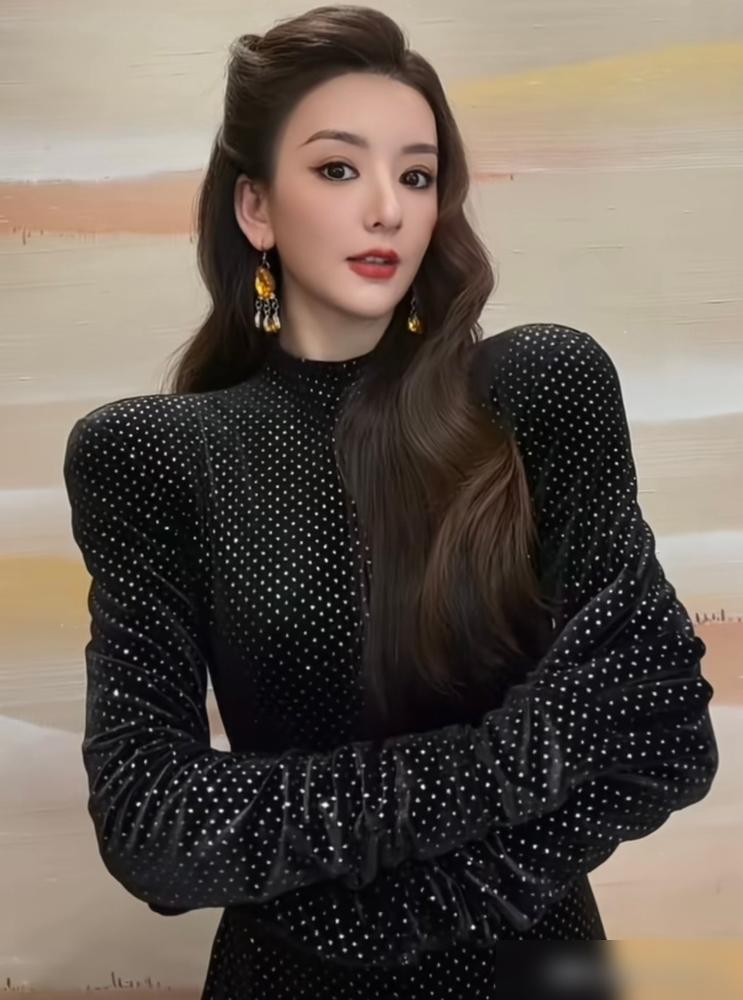 方媛生完三胎俩月就瘦回孕前体重，转头就扎进商业活动里。半年赚了上千万，单条广