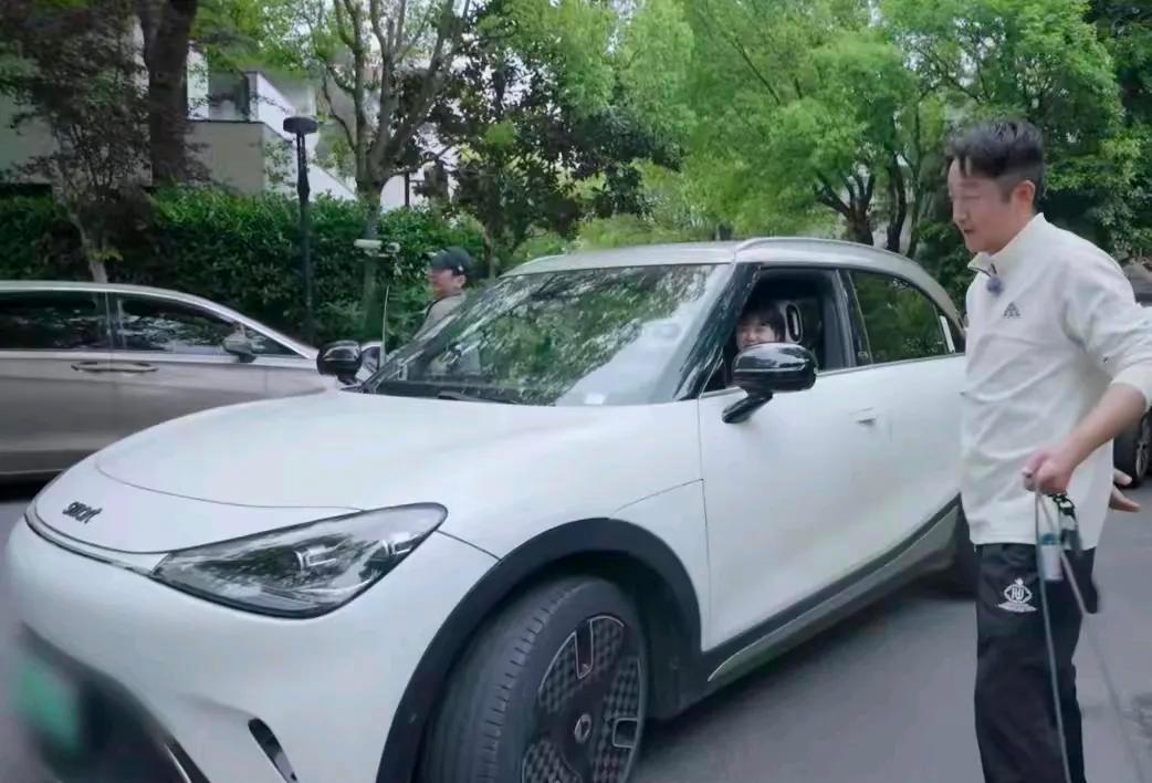 冉莹颖说她家的车现在就值15万。他们以前身家过亿。15万。这个数字让我愣了