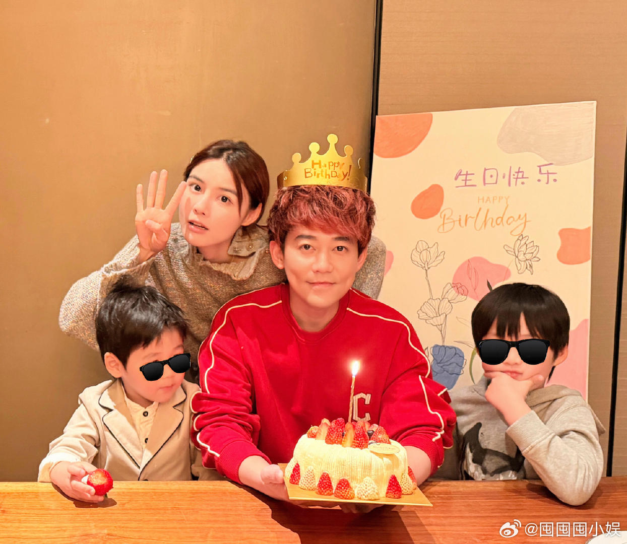 全家为苏醒庆生廖语辰和两个儿子为苏醒庆生，这画面满满的幸福感。廖语辰和儿子为苏醒