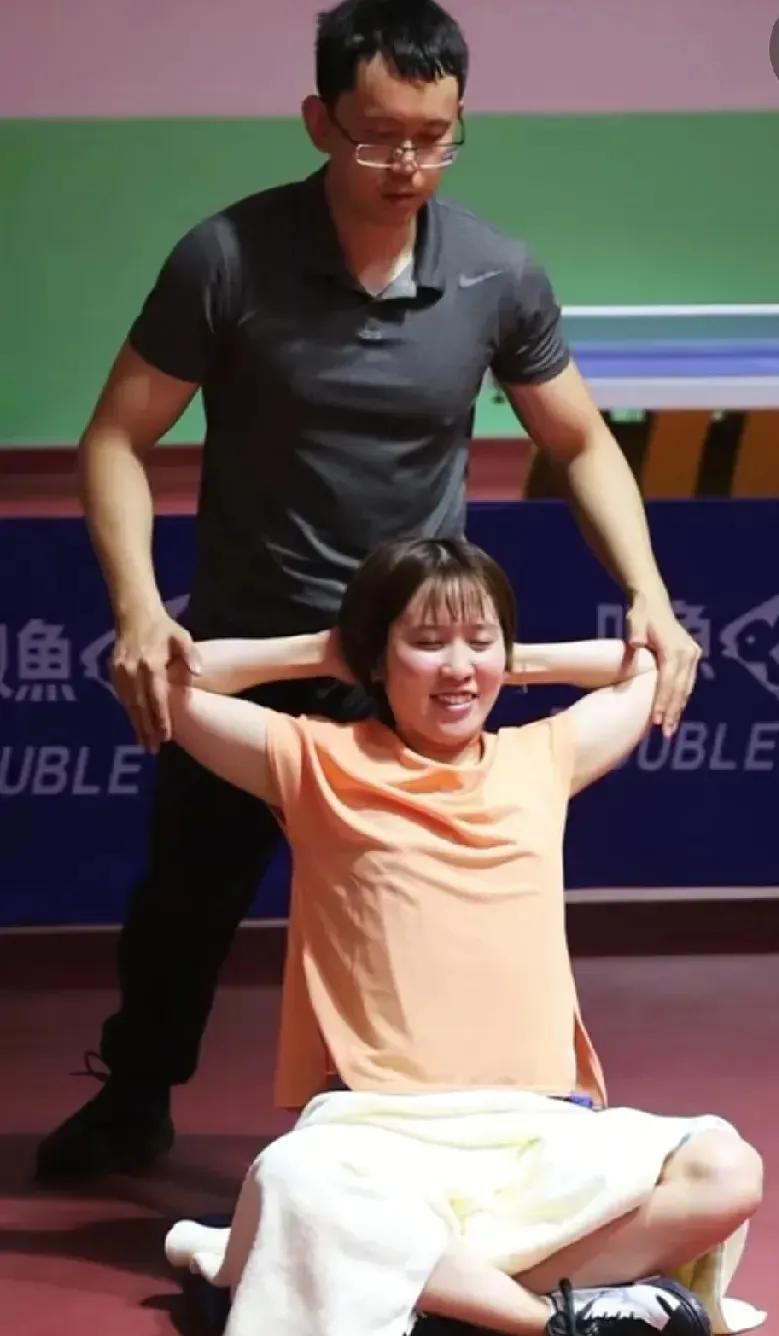 平野美宇加盟深圳大学队以后惊呆了！一个大学队还配有专业体能教练！我们国家的乒乓