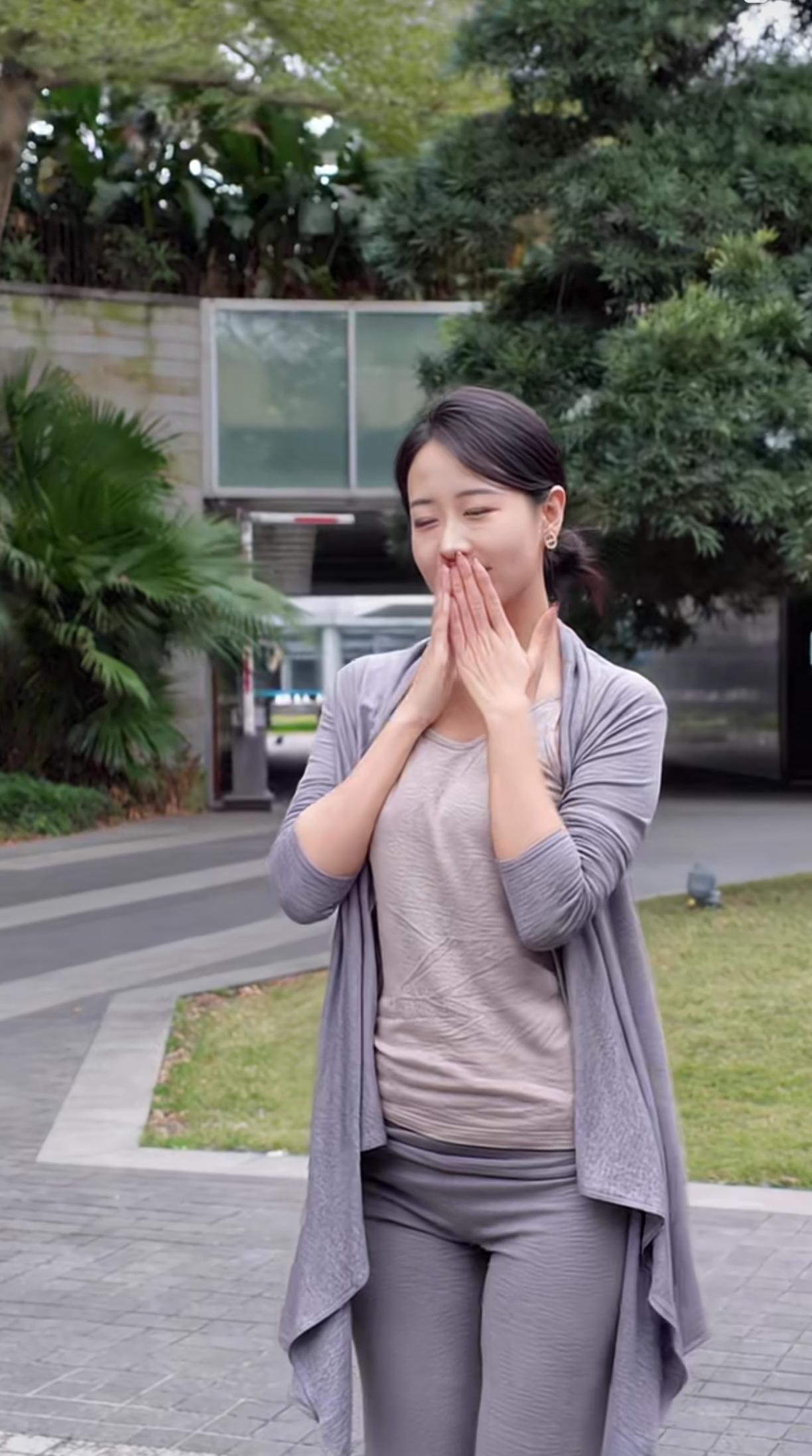 漂亮女孩街道拍照。
