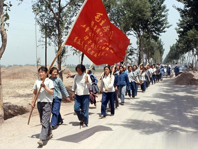 为啥人们对70年代刻骨铭心? 看完这27张老照片, 感慨万千!