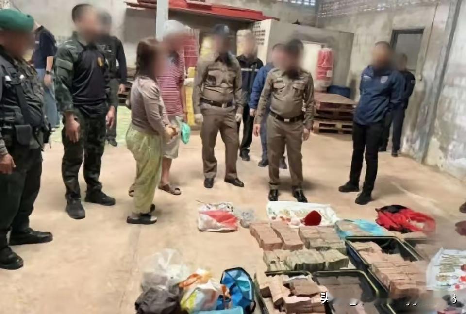 柬泰边境惊现狠活！泰军一查竟搜出千万泰铢+33件黄金，全村都在搞诈骗！难怪