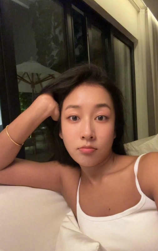 吉克隽逸的素颜真好看，比浓妆艳抹更美百倍，脸蛋小，五官精致，秒杀大多数女星。​