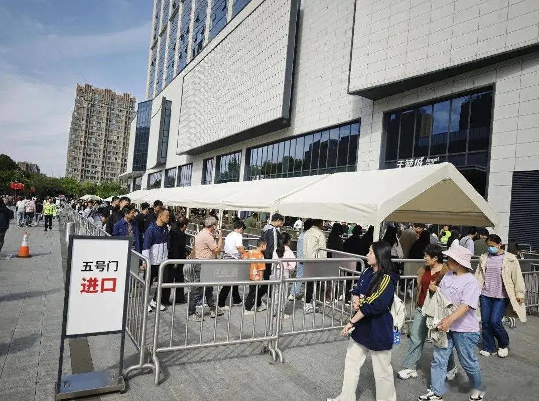 【国庆胖东来凌晨5点已有人排队胖东来回应国庆凌晨5点已有人排队】10月2日，河南