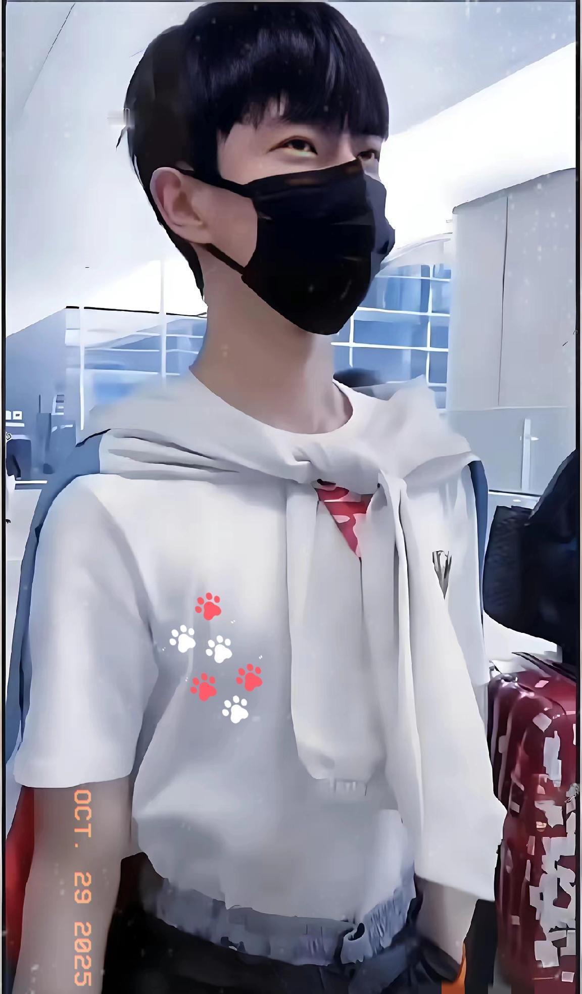 他穿了十年的羽绒服，没换过。剧组吃饭，蹲角落啃馒头，没人知道他刚给山区孩子转了