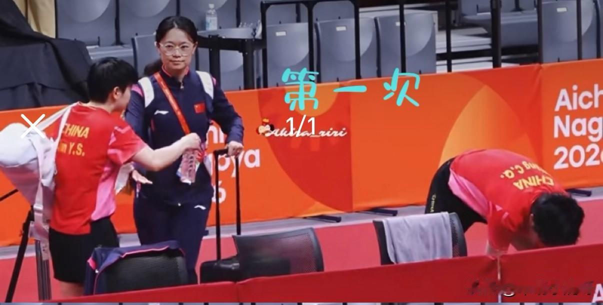 莎莎三次喊女队医给大头拿箱子和包，真的在这样的环境里他们真的只有彼此了！莎莎本