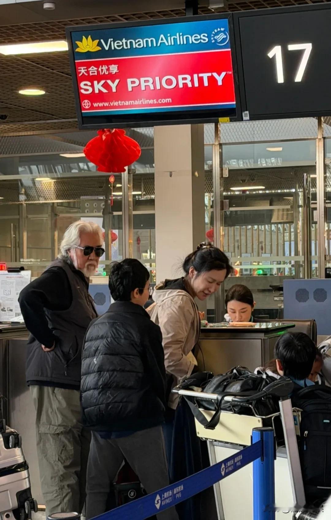 张纪中一家子现身上海机场，路人镜头下的他们真的好真实。74岁的张纪中满头白发，