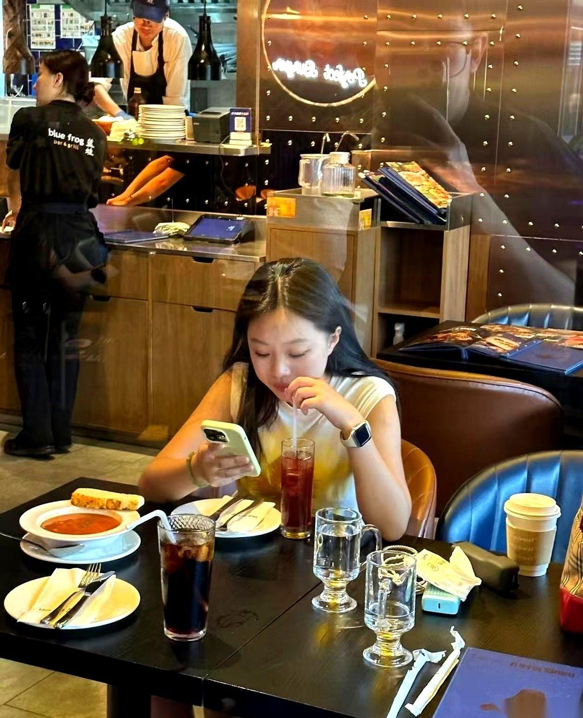 “你是我相亲见过的男人里，长得最丑的一个。”相亲局刚开场，对面的女人刚放下杯子，