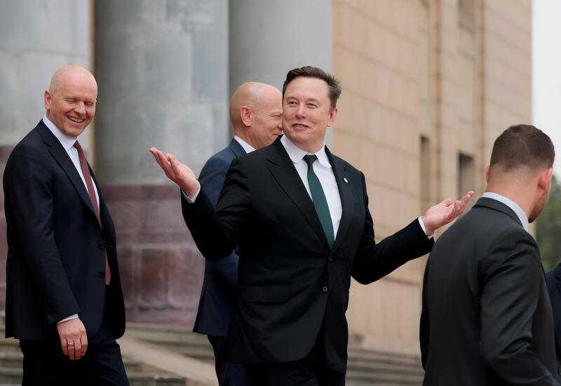 三位美国科技巨头的肢体语言，比任何声明都更耐人寻味。同一场景，三种手势：摊手、