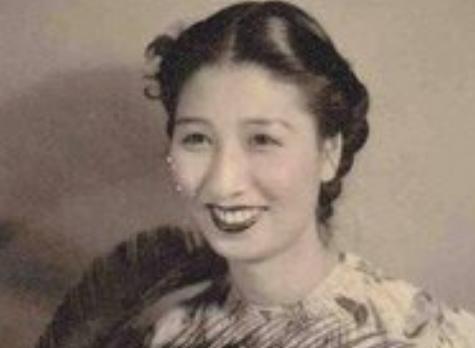 1940年深夜，民国大美女郑苹如，被秘密押到小树林执行枪决，特务垂涎她的美色，犹