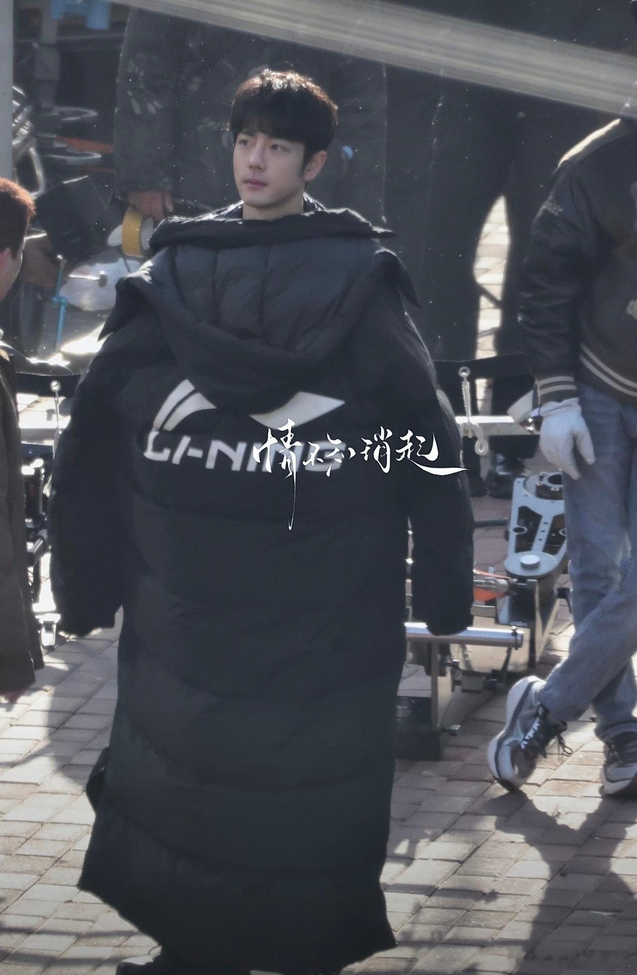 肖战把羽绒服反着穿，秒变一只摇摇摆摆的小企鹅，可爱到犯规。肖战超长款羽绒服