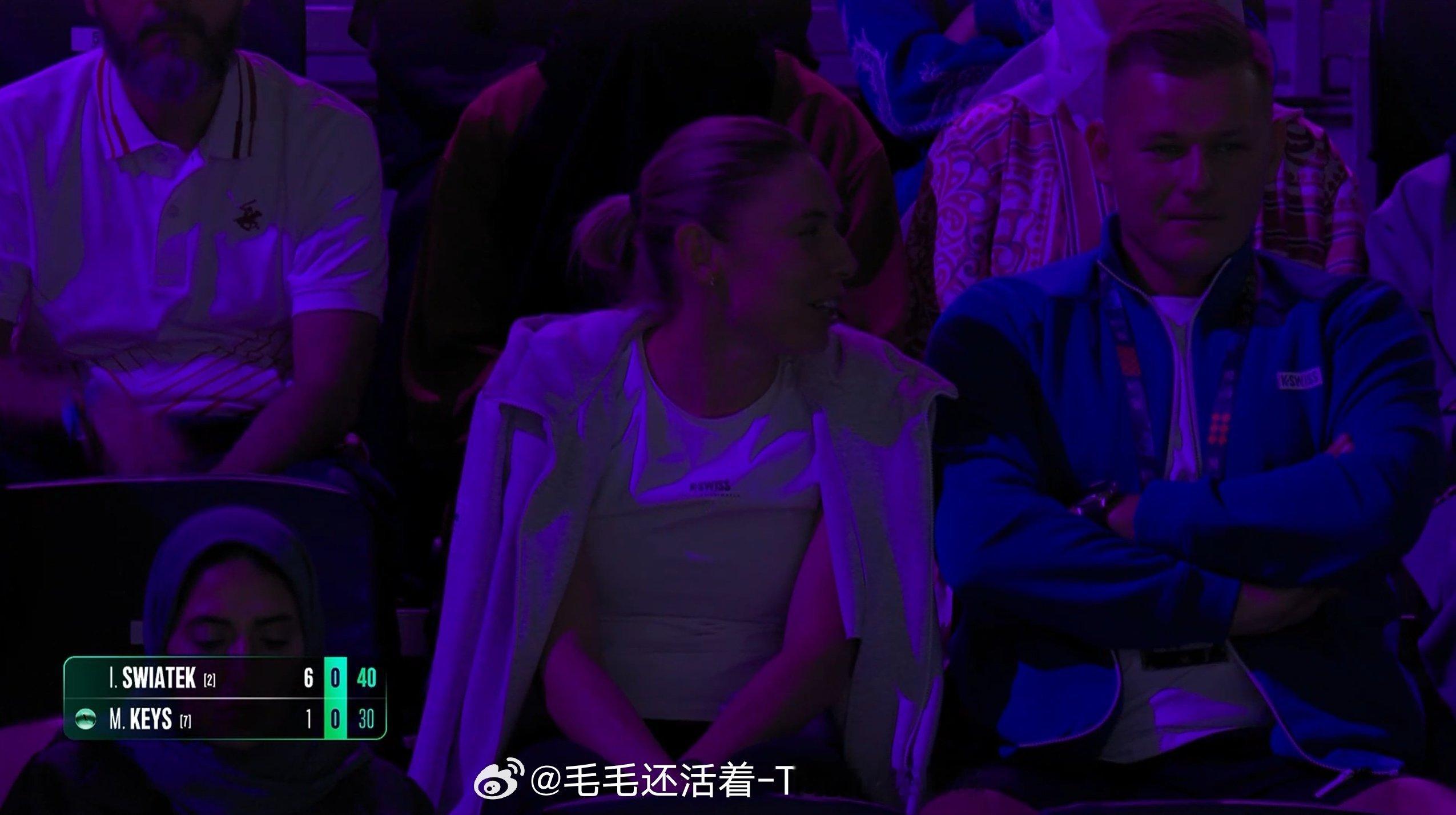 亚历山德洛娃观看了斯瓦泰克的比赛。估计心想：老娘要是上场也不会是这样的场面。网球