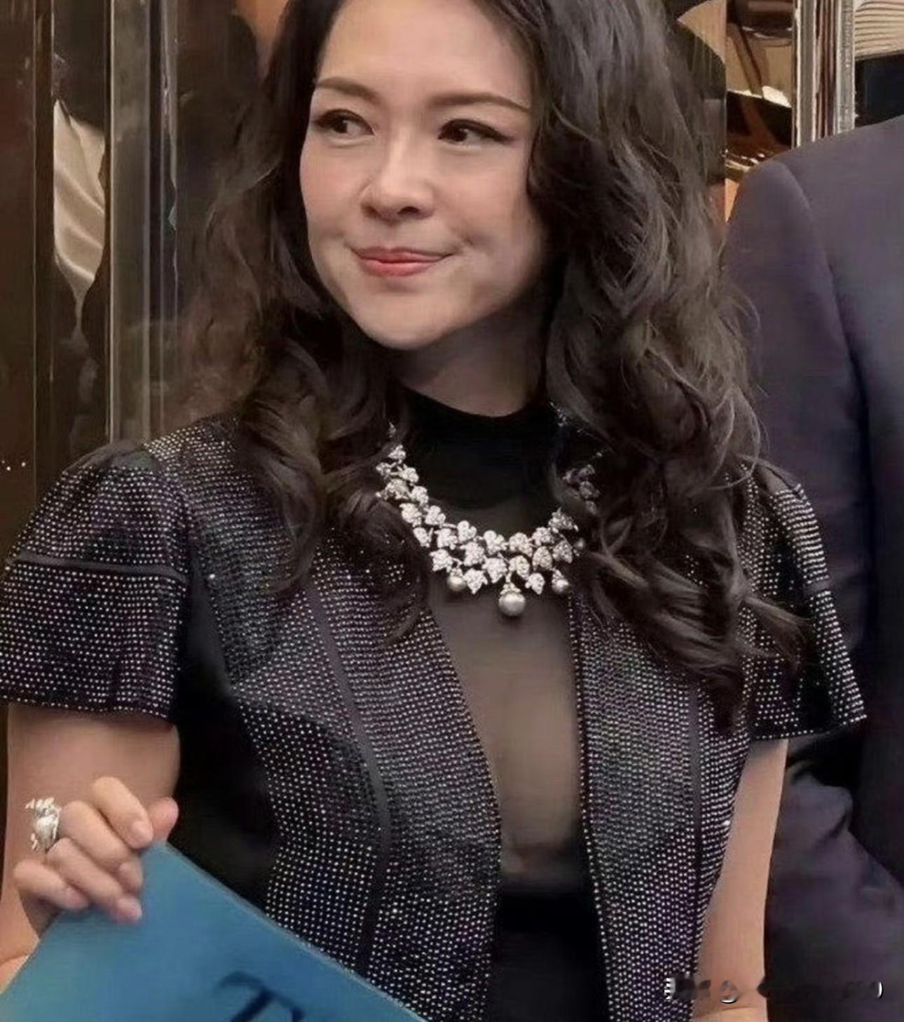 46岁的章子怡无美颜无滤镜真实的生活状态，很自然脸部纹路很清晰呀，这状态已经很不错了