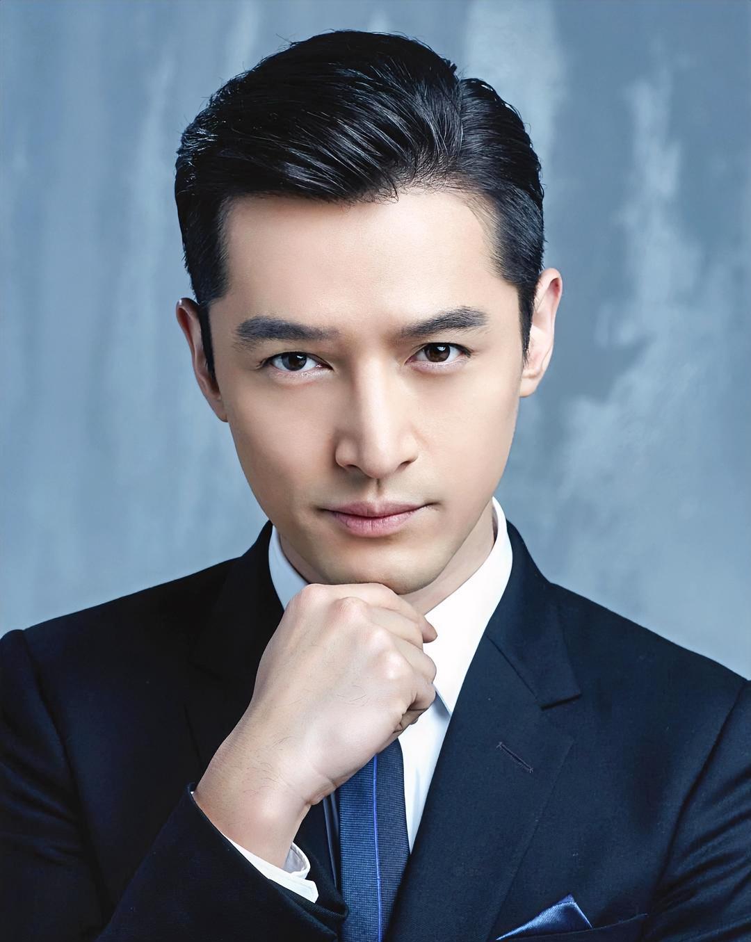 胡歌不缺演技，缺的是电影给他的一场体面。电视剧里他演谁谁信，电影里他演谁谁懵。