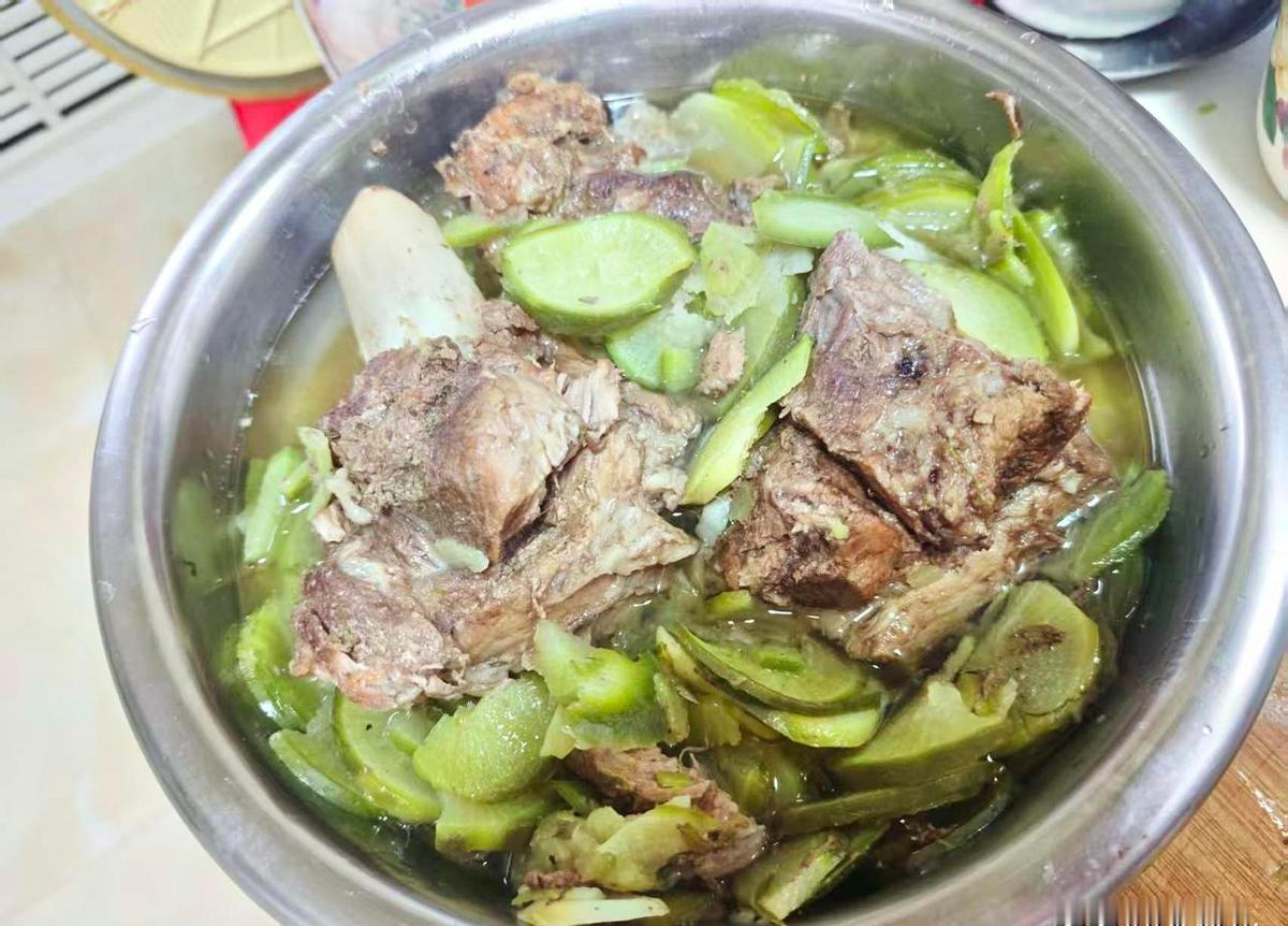 本来以为家庭群是拿来联络感情的，结果现在简直成了“内卷修罗场”！小姑姐天天在群