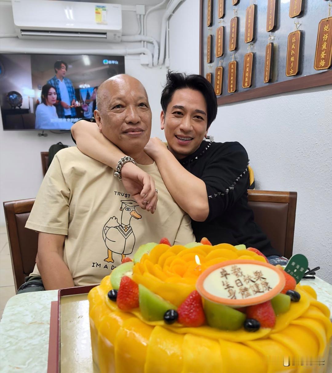 吴卓羲和朋友庆祝46岁生日，他看起来瘦了好多，面相都变了，笑起来有点猥琐，没有以