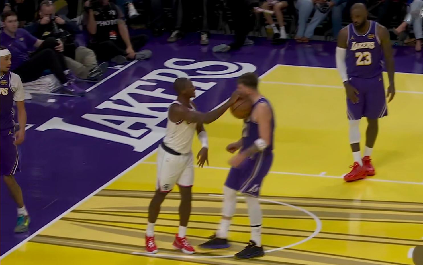 邓恩驱逐，没能激到东契奇，反而献祭了自己。这多少是快船本场与本赛季迄今挫败心理的