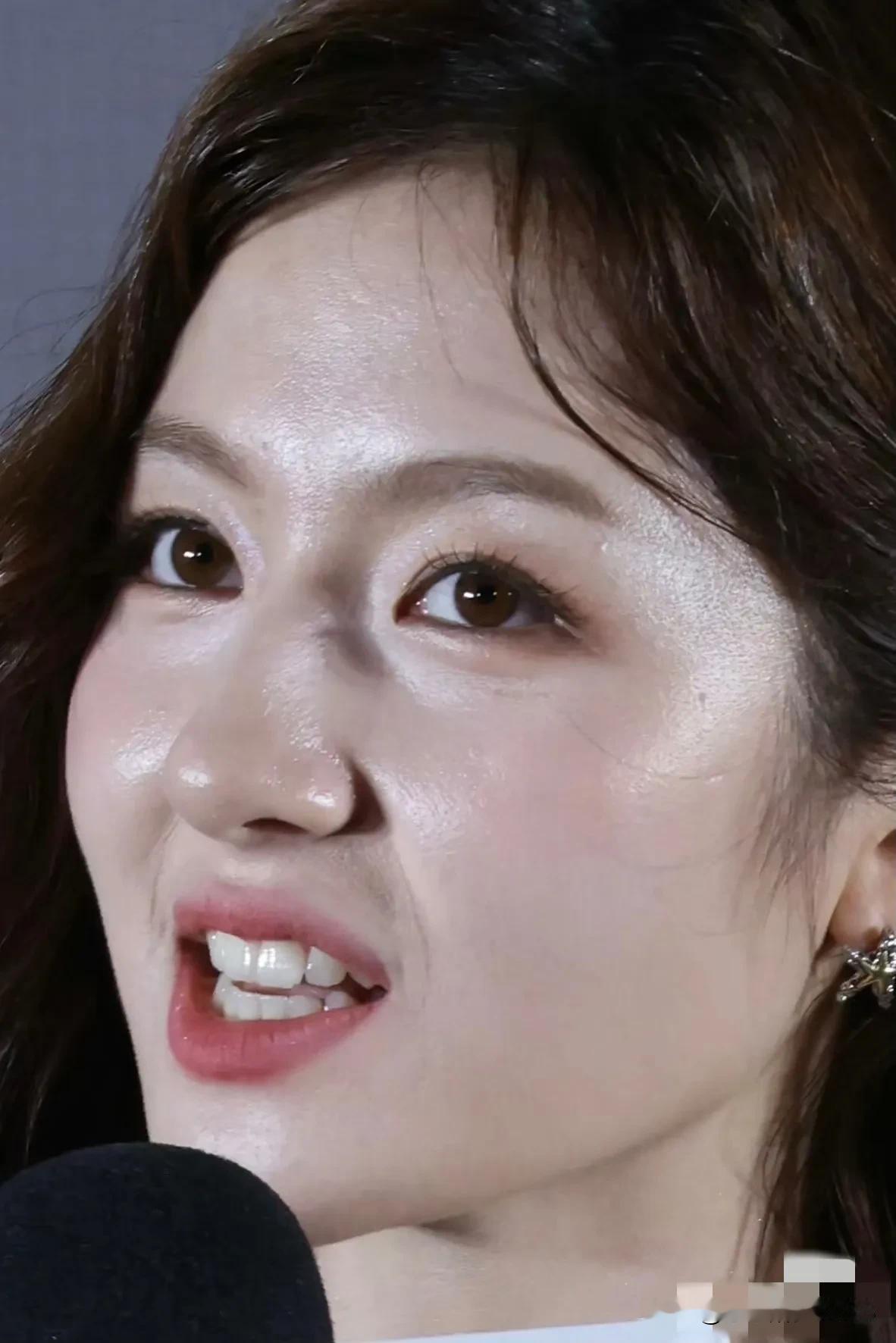 李兰迪的美在内娱小花中独树一帜，桃腮杏眼、鼻梁精致，侧脸线条立体分明，笑容更是感