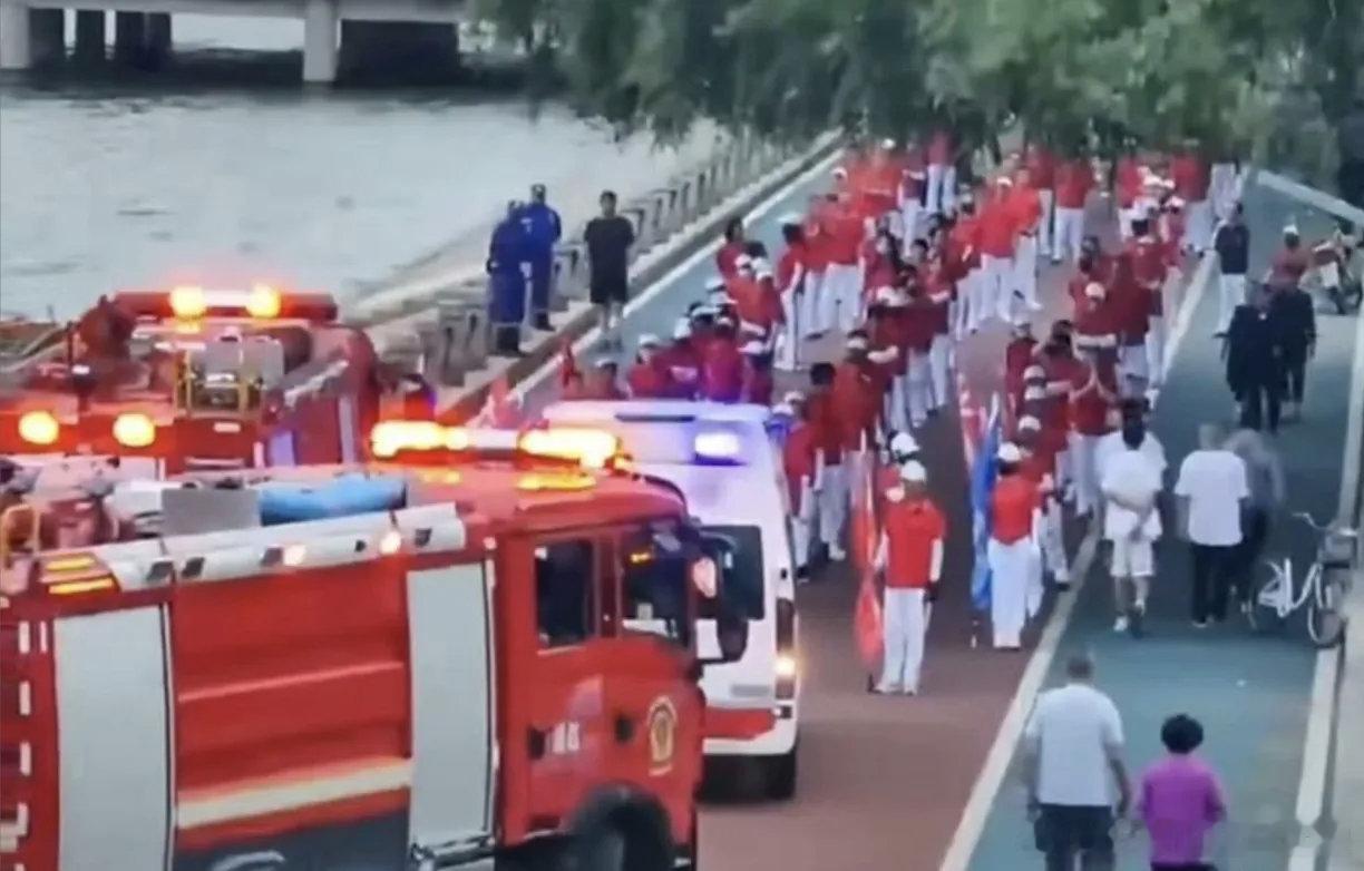 【吸老人血的蚂蝗：暴走团逼停消防救护车的背后】7月15日，辽宁朝阳市大凌河景区内